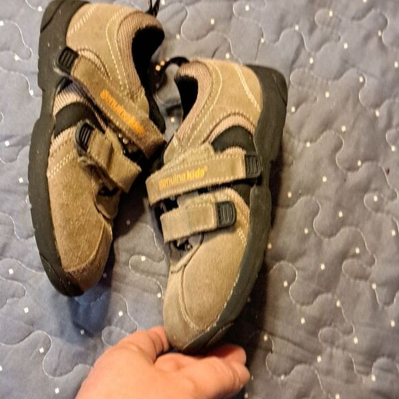 OshKosh B'gosh sneakers size 10 - Picture 3 of 7